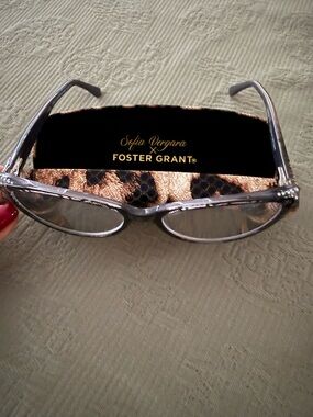 Foster Grant Sofia Vergara Silver Frame Reading Glasses with Leopard Case